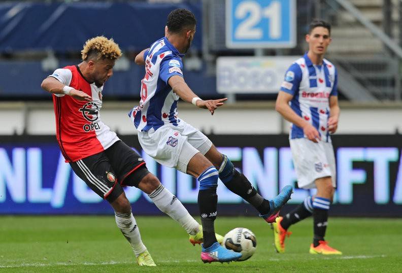 赛赛的网前 赛赛的网前